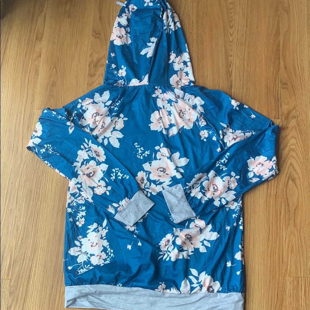 Lightweight polyester blend pull over - Picture 2 of 2